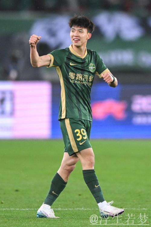 绿城队王钰栋荣膺2025中超最佳年轻球员